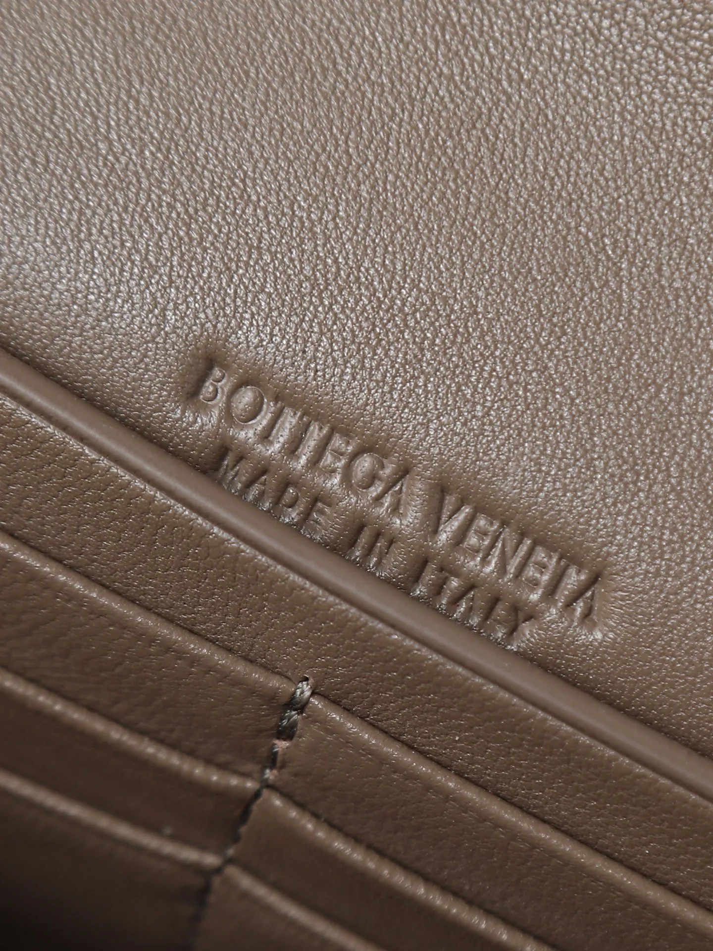 Batch 1540. The BV Andiamo evening handbag has been heavily cultivated again~ The designer aesthetics of the era of economic downturn are back. You fall in love with it at first sight and can't put it down. It's so beautiful. It's full of aura. The shape and texture are very competitive. It's lightweight and has sufficient capacity. It's a must-have for fashionistas. It's suitable for many occasions, minimalist, high-end and light luxury. Style number: 741511 Size: 31*13*3cm